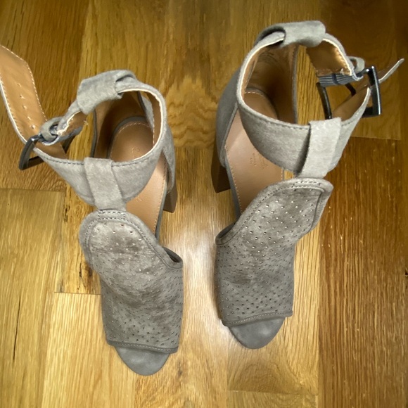 Universal Thread Heels - Picture 2 of 4